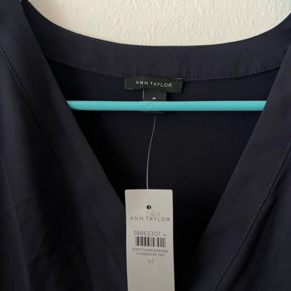 NWT Ann Taylor Navy Mixed Media Pleat Front V-neck Long Sleeve Blouse Top Medium - Picture 3 of 3